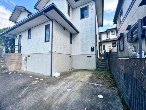 住宅外観と敷地内の駐車スペース