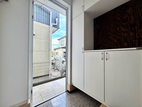 玄関内観下足入れと採光窓があります