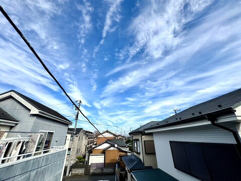 住宅街に建つ戸建て住宅の外観