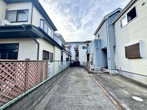 住宅が並ぶ舗装された路地