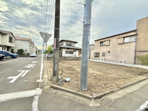 前面道路と隣接する更地の様子