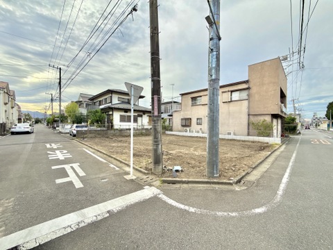 建物周辺の道路と敷地の様子