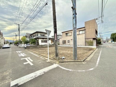 住宅街に面した角地の外観