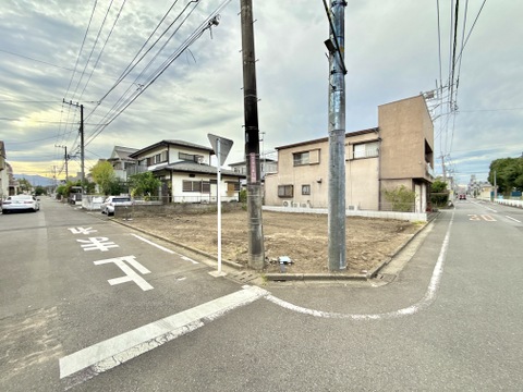 建物周辺の道路と交差点の様子
