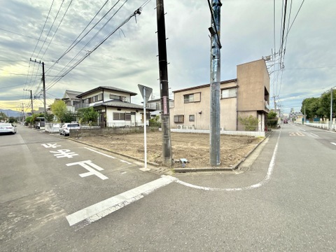 建物周辺の道路と角地の様子