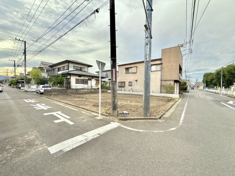 建物周辺の道路と交差点の様子