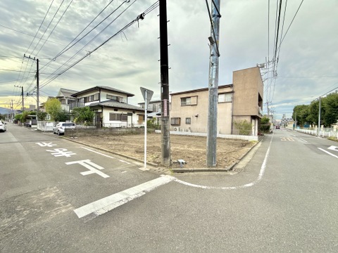 建物周辺の道路と角地の様子