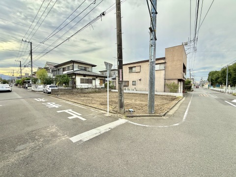 物件周辺の道路と街並み