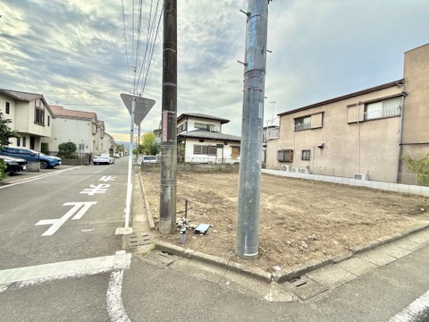 物件周辺の道路と隣接する更地