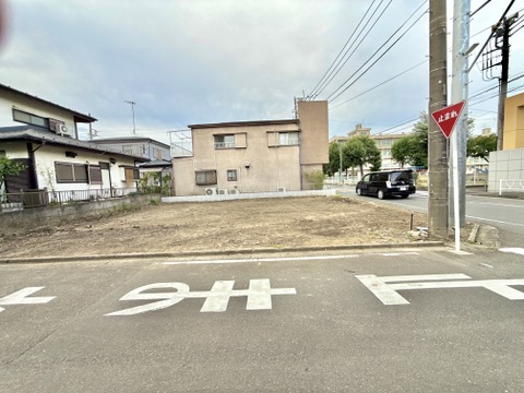 道路沿いの建物と周辺の街並み