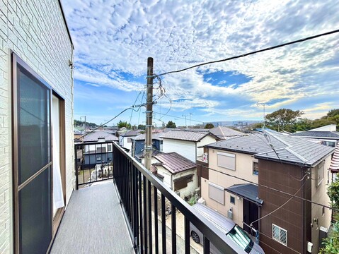 バルコニーから周辺の住宅街を望む