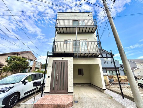 玄関まわりを含む戸建て住宅の外観