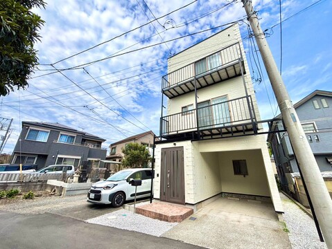 道路に面した3階建て住宅の外観