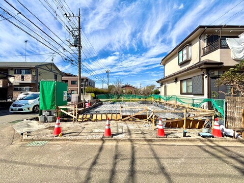 道路に面した建築中の区画と周辺住宅