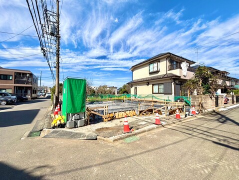 建築中の戸建てと前面道路の様子