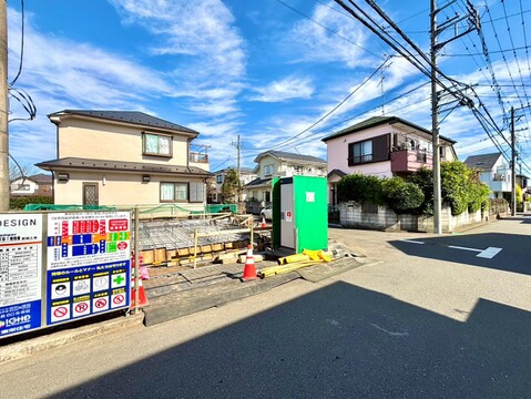 前面道路と住宅が見える物件外観
