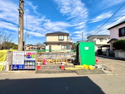 道路沿いの戸建てと敷地入口の様子