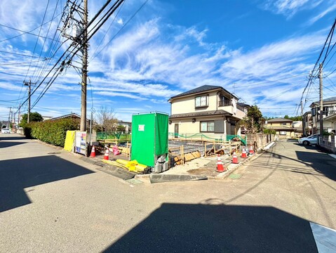 道路沿いの建物と周辺の街並み