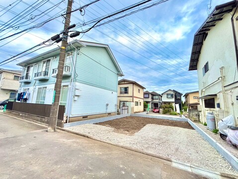 住宅街にある敷地と戸建て住宅の外観