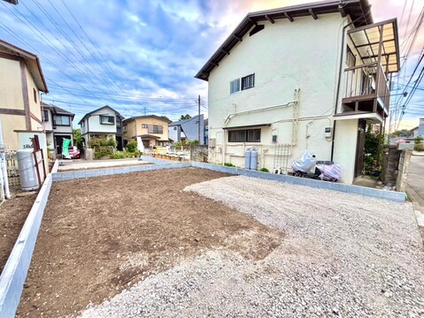 建物に囲まれた砂利敷きの敷地