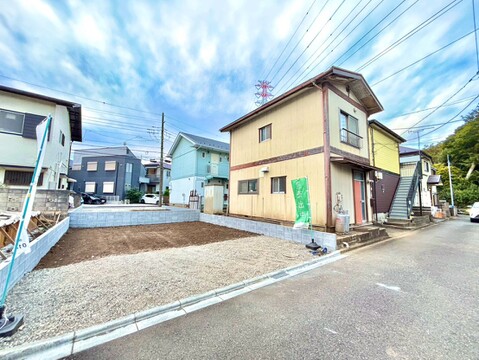 戸建て住宅の外観と前面道路、駐車スペース