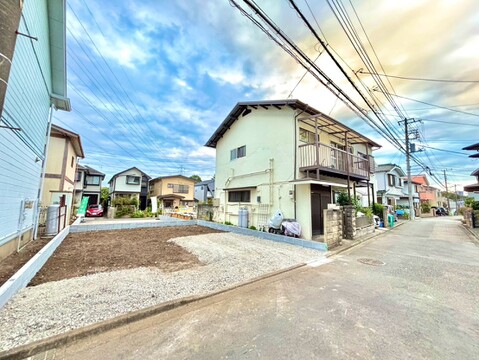 住宅街にある戸建て住宅の外観