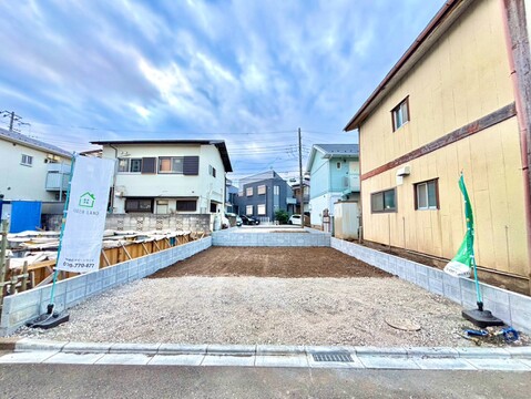 建物に囲まれた整地された敷地