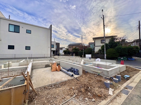 建築中の戸建て住宅と周辺の街並み
