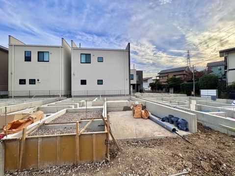 建築中の戸建てと周辺の住宅街