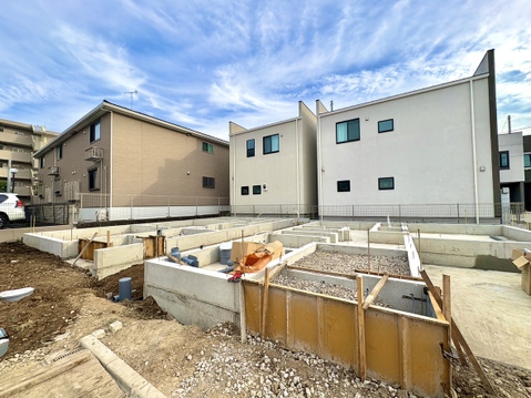 建築中の戸建て住宅と周辺の街並み