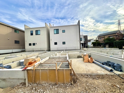 建築中の戸建て住宅と前面道路