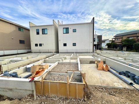 建築中の戸建て住宅と前面の基礎工事