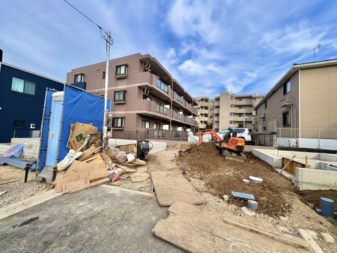 建築中の建物と周辺の街並み