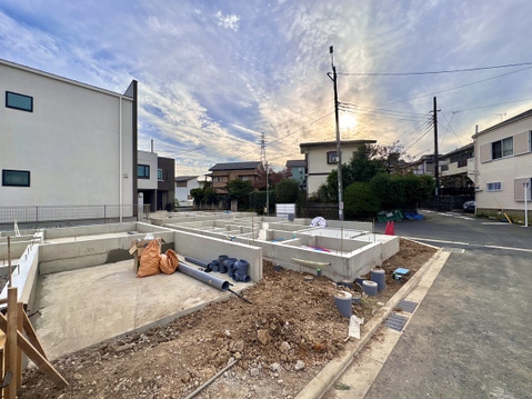 建築中の戸建て周辺と前面道路
