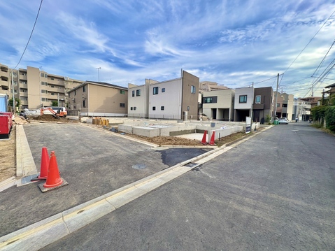 前面道路と区画された敷地を望む外観