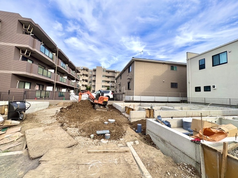 建築中の戸建て住宅と周辺の集合住宅