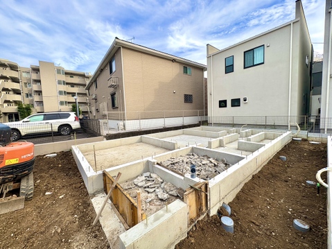 建築中の戸建て住宅と基礎部分