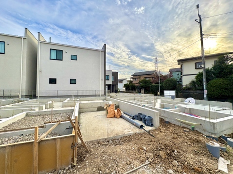 建築中の戸建て住宅と前面道路の様子