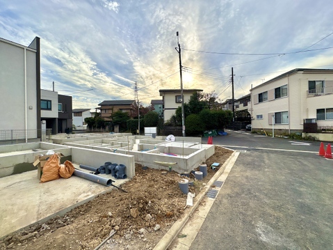 建築中の区画と周辺の住宅が見える現地風景