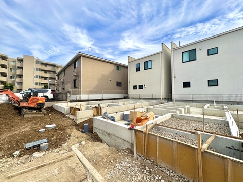 建築中の戸建てと周辺の住宅