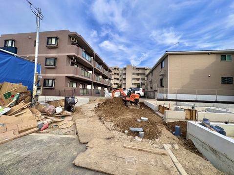 建物に囲まれた敷地と前面道路の様子