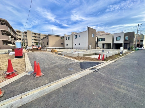 建築中の住宅と前面道路の様子