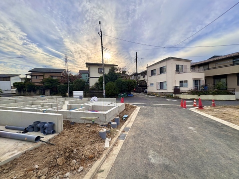 整備中の区画と前面道路の様子