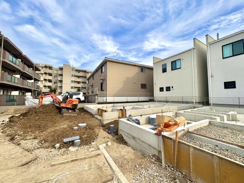 建築中の戸建て住宅と周辺の街並み