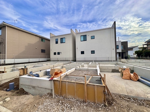 建築中の住宅と前面道路の様子