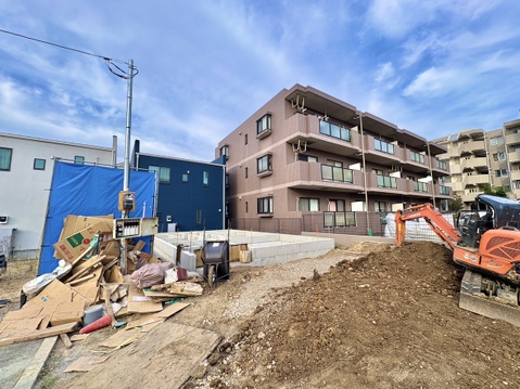 建築中の集合住宅と周辺の工事現場