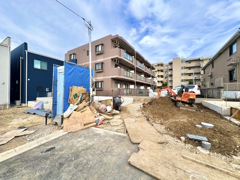建築中の建物が並ぶ前面道路