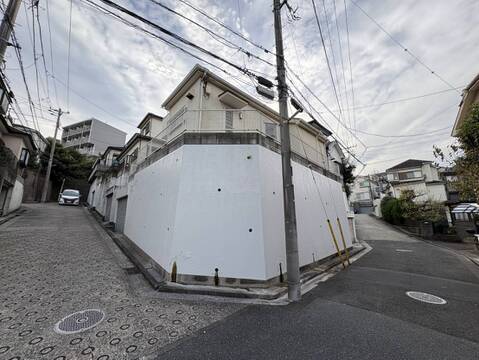住宅街の角地に建つ戸建ての外観