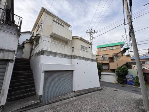 建物外観と前面道路の様子