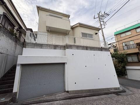 シャッター付き車庫のある建物外観